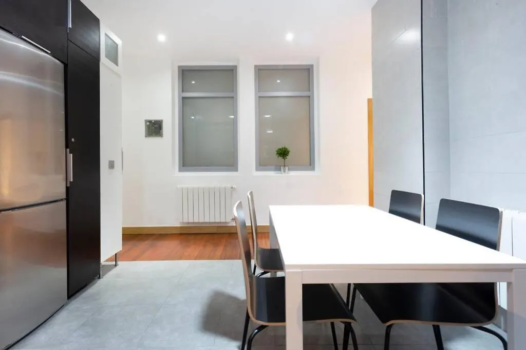 Isozaki. 5 Dormitorios Y Jardin Privado Al Lado Del Guggenheim Bilbao Apartment