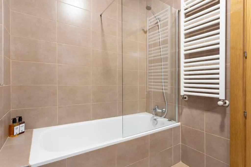 Apartment Isozaki. 5 Dormitorios Y Jardin Privado Al Lado Del Guggenheim Bilbao
