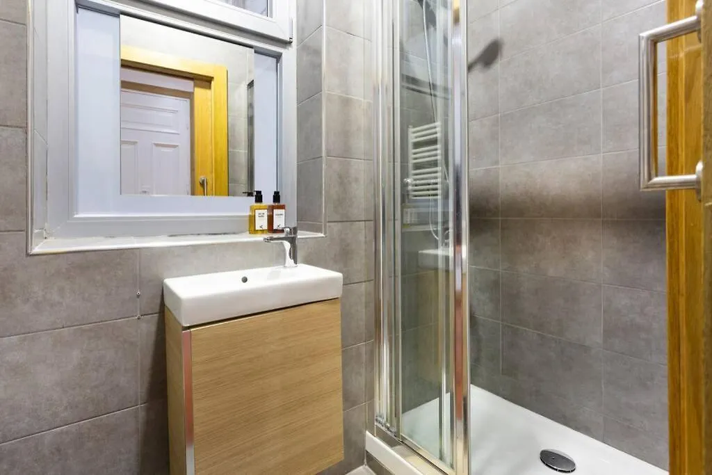 Apartment Isozaki. 5 Dormitorios Y Jardin Privado Al Lado Del Guggenheim Bilbao Spain